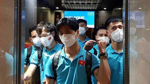 他大概率会戴上队长袖标，负责球队的中场进攻组织。